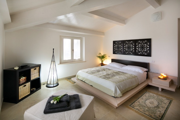 Suite con letto basso e candele