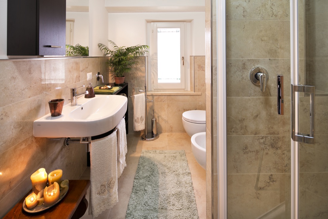 Bagno elegante con doccia