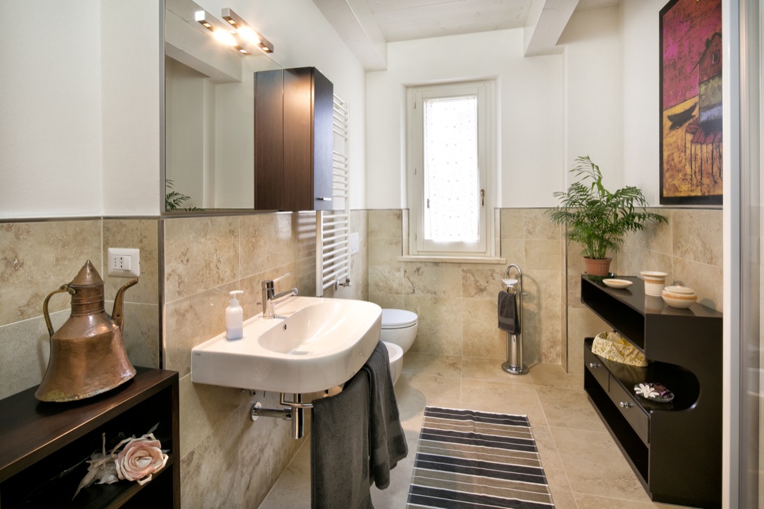 Bagno moderno con arredamento scuro