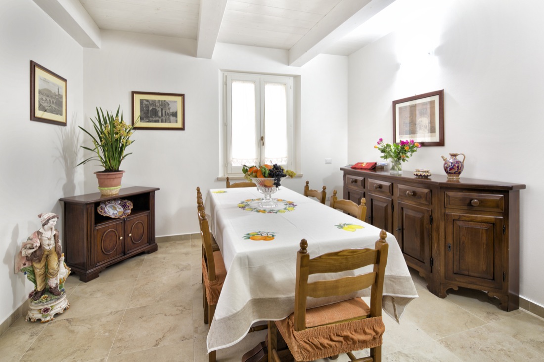 Sala da pranzo con mobili in legno e soffitto a travi