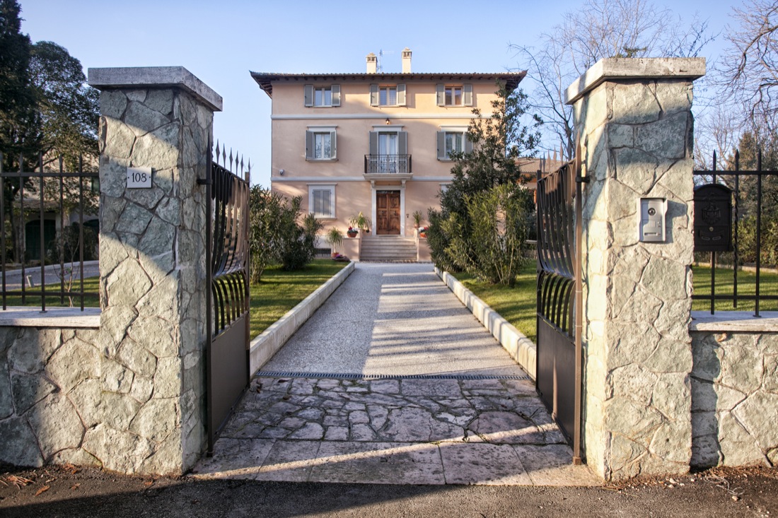 Facciata della residenza storica con cancello in pietra
